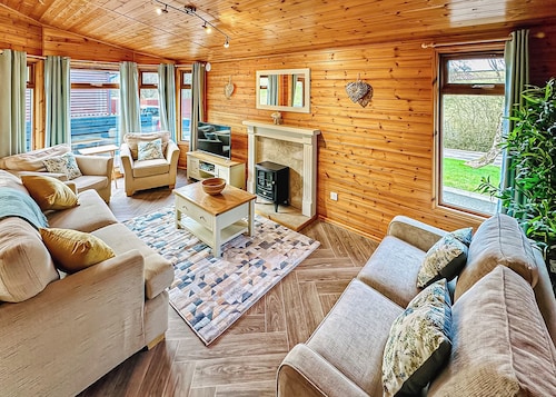 Stylish two bedroom lodge, perfect for couples or families.