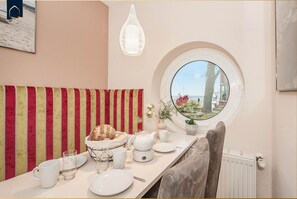 Dining - Traumhafte Ferienwohnung 50m von der Seebrücke in Koserow, mit Wlan und Terrasse - Seeblick Anlage (Koserow)