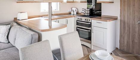 Frigorífico, horno, placa de cocina y tostadora