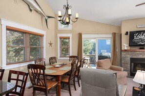 Dining - Reel Catch: Hot Tub, Close to the beach in Southern Shores! (Southern Shores)
