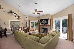 TV - Reel Catch: Hot Tub, Close to the beach in Southern Shores! (Southern Shores)