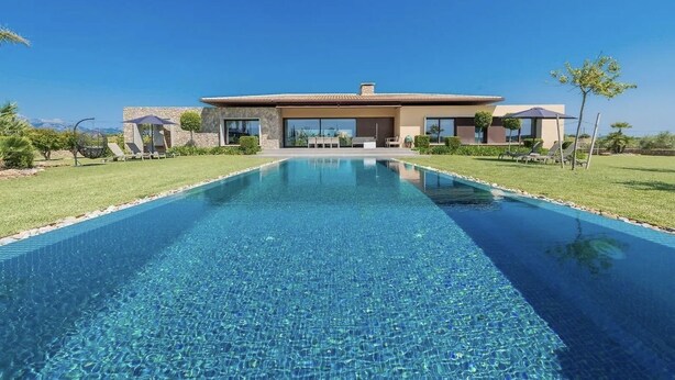 A modern house with a swimming pool in front. - Son Rius (Muro)