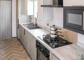 Frigorifero, forno, piano cottura, tostapane