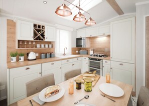 Een koelkast, een oven, een kookplaat, een broodrooster