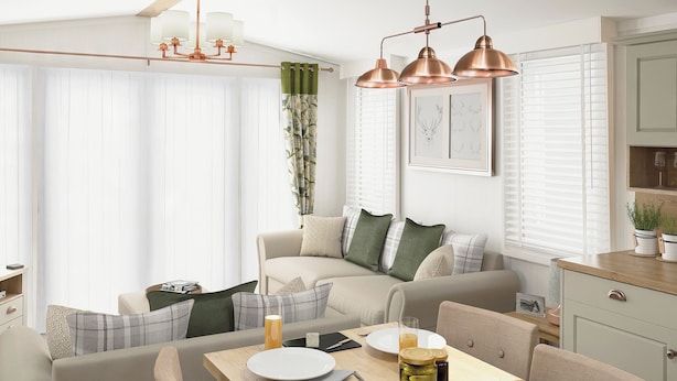 Un salon moderne comprenant un canapé, une table à manger et un coin cuisine.