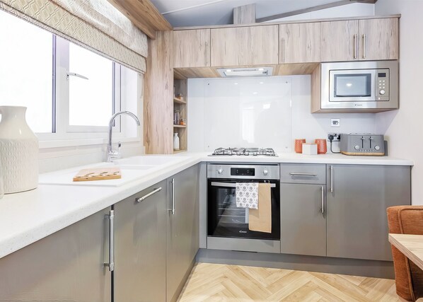 Réfrigérateur, un four, surface de cuisson, grille-pain