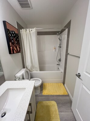 吹风机、毛巾、肥皂、卫生纸