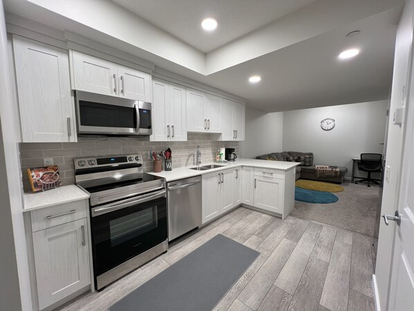 冰箱、微波炉、烤箱、洗碗机