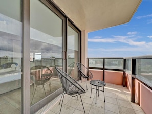 Property grounds - Huge 2BD Miami beach with beach service - 720 (Miami Beach)