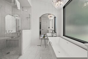 Een douche, een haardroger, handdoeken