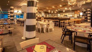 A restaurant with striped pillars, round tables, and a bar area. - Nice apartment in villa for 4 people with A/C, WIFI, pool, TV, terrace and pets allowed (Rome)