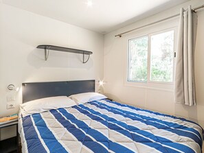 3 bedrooms, travel cot, free WiFi, bed sheets