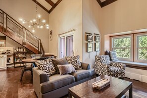 Fireplace - 30 Day STAY Only. Boarding~N~Breck, 5 min easy, flat walk to Gondola! (Breckenridge)
