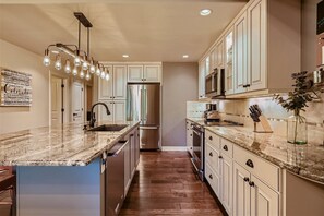 冷蔵庫、電子レンジ、オーブン、コンロ