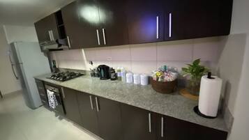 Refrigerador, microondas, horno y parrilla de estufa