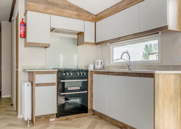Fridge, oven, stovetop, toaster - 12ft-wide very comfortable and spacious caravan with one double and one twin. (Mablethorpe)