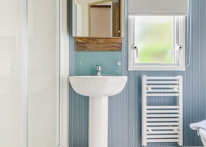 Bathroom - 12ft-wide very comfortable and spacious caravan with one double and one twin. (Mablethorpe)