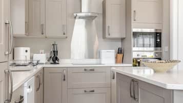 Een koelkast, een oven, een kookplaat, een broodrooster