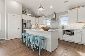 Fridge, microwave, oven, stovetop - Shiner Shore Shack: 1200 Ft to Beach Access, Pool, Hot Tub (Corolla)