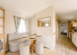 Dining - 2 bedroom accommodation in Mablethorpe (Mablethorpe)