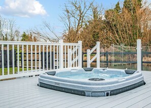 Outdoor spa tub - 2 bedroom accommodation in Hoddesdon (Hoddesdon)