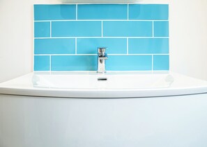 Bathroom - 2 bedroom accommodation in Hoddesdon (Hoddesdon)