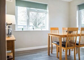 Dining - 2 bedroom accommodation in Hoddesdon (Hoddesdon)