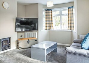 TV - 2 bedroom accommodation in Hoddesdon (Hoddesdon)