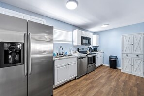 KĂŒhlschrank, Mikrowelle, Ofen, Herdplatte