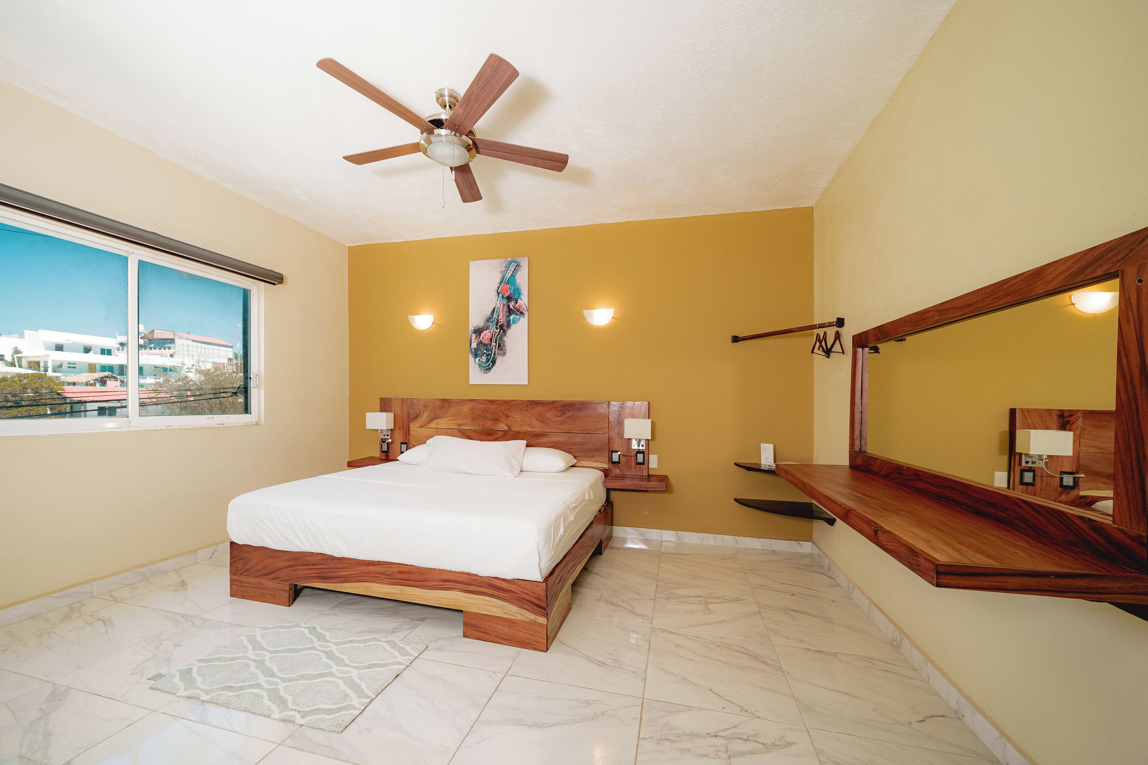 Photo - Guitarra Inn