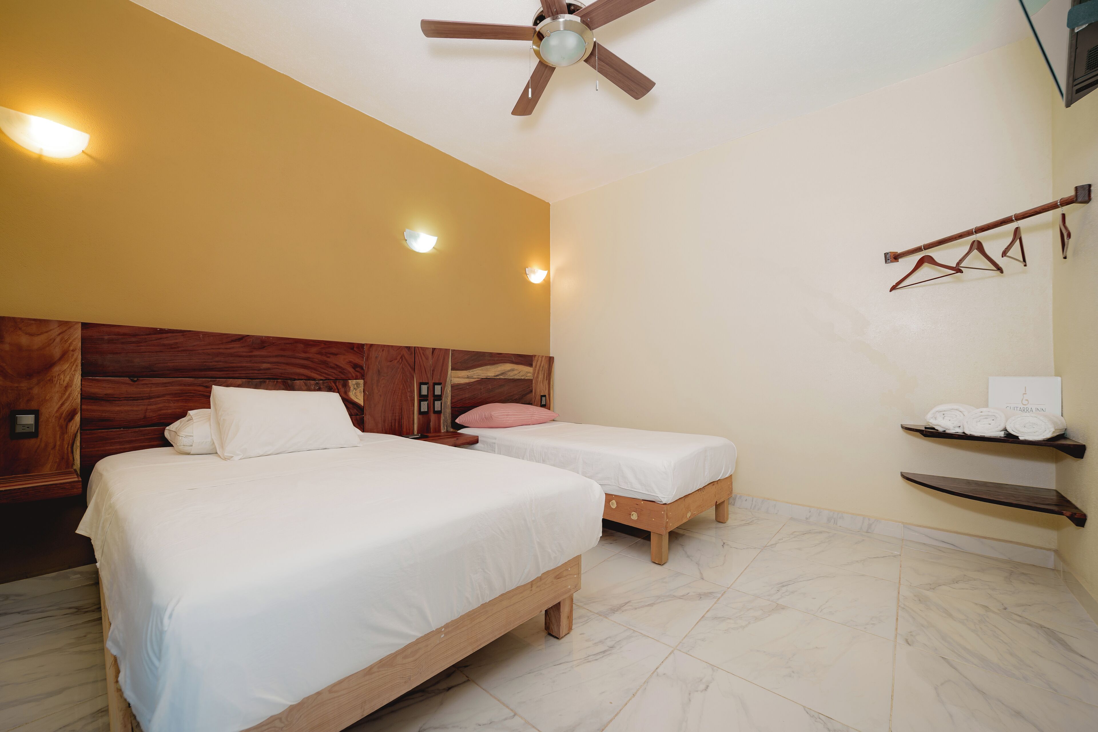 Photo - Guitarra Inn