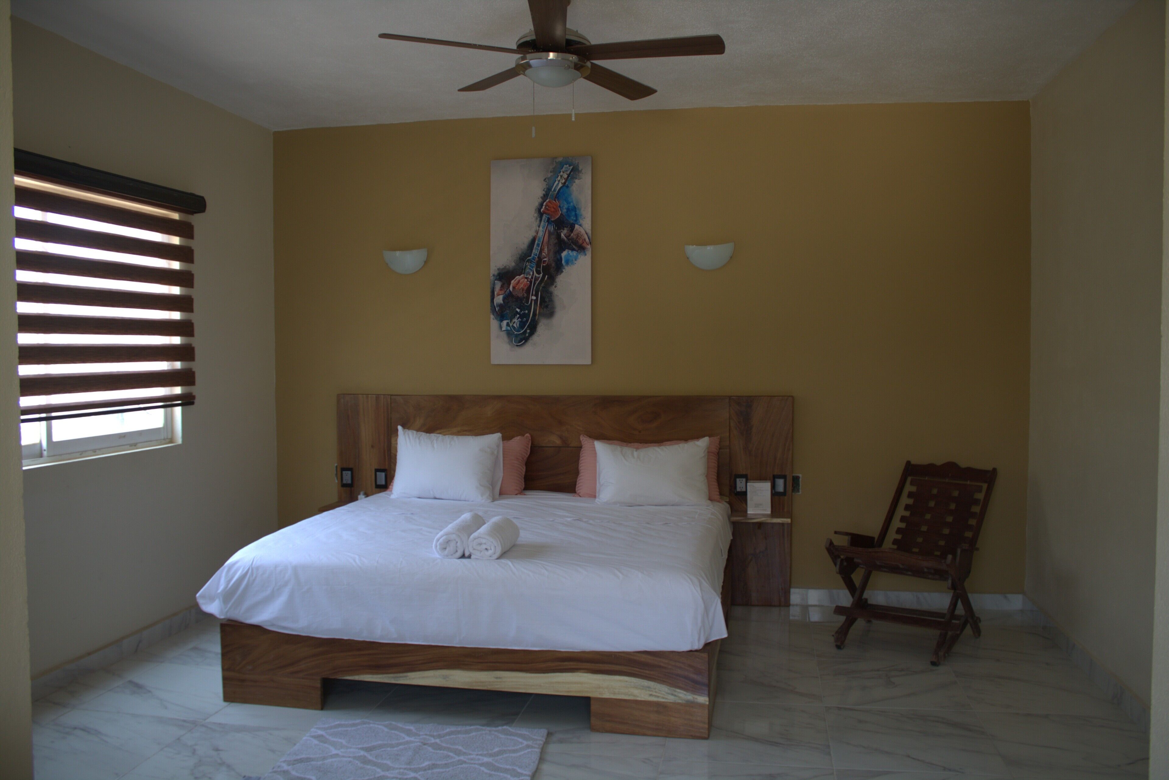 Photo - Guitarra Inn