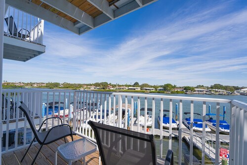Caddy's #2 – Waterfront Balcony, Walk to Beach, Pet-Friendly & Next to Dining