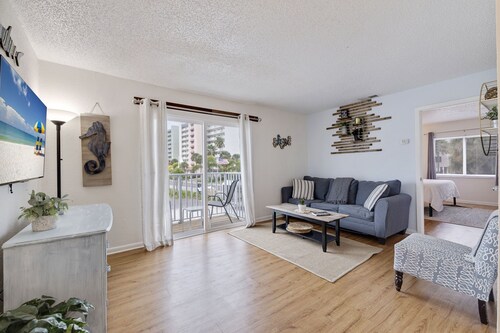 Caddy's #4 – Walk to Beach, Pet-Friendly, Full Kitchen & Steps to Dining