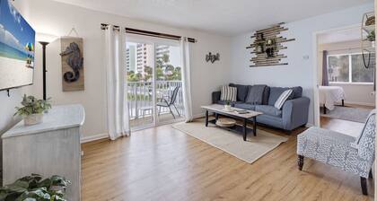 Caddy's #4 – Walk to Beach, Pet-Friendly, Full Kitchen & Steps to Dining