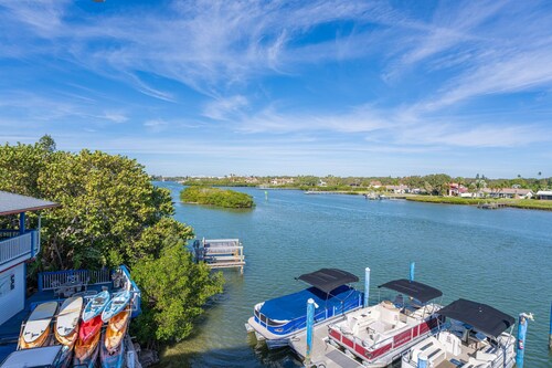 Caddy's #5 – Waterfront Balcony, Walk to Beach, Pet-Friendly & Next to Dining