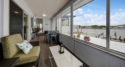 Caddy's Lighthouse â Waterfront Retreat Above Bar w/ Screened Balcony, Walk to Beach