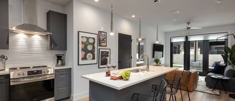 Réfrigérateur, micro-ondes, four, plaque de cuisson