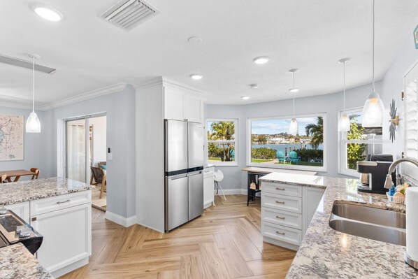 ثلاجة، ميكروويف، فرن، موقد طهي مسطح