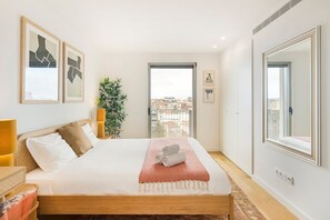 2 slaapkamers, een bureau, een strijkplank/strijkijzer, internet