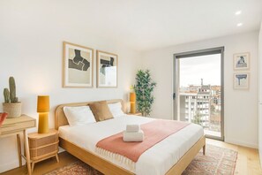 2 bedrooms, desk, iron/ironing board, internet