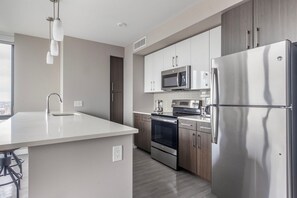 Refrigerador, microondas, horno y parrilla de estufa 