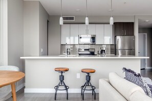 Fridge, microwave, oven, stovetop - Marvelous North Station 2BR w/ Gym, close Shops & Dining, by Blueground (Boston)