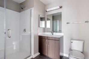 Sèche-cheveux, serviettes fournies