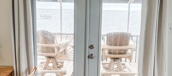 Luxury cottage on the bay/ private pier/Flour Bluff/15 min. to the beach!