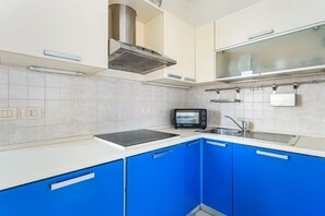 Un four, surface de cuisson, lave-vaisselle, grille-pain