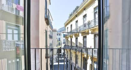GuestHost - Elegant apartment able to accommodate up to 6 people with three bedrooms and two bathrooms, totally new both in the renovation and in the furnishings and with fine finishes. The accommodation is located in the central area, a few steps from t