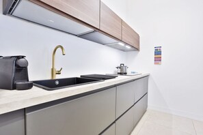 Kühlschrank, Mikrowelle, Herdplatte, Wasserkocher mit Kaffee-/Teezubehör