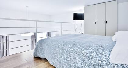 GuestHost - Elegant apartment able to accommodate up to 6 people with three bedrooms and two bathrooms, totally new both in the renovation and in the furnishings and with fine finishes. The accommodation is located in the central area, a few steps from t