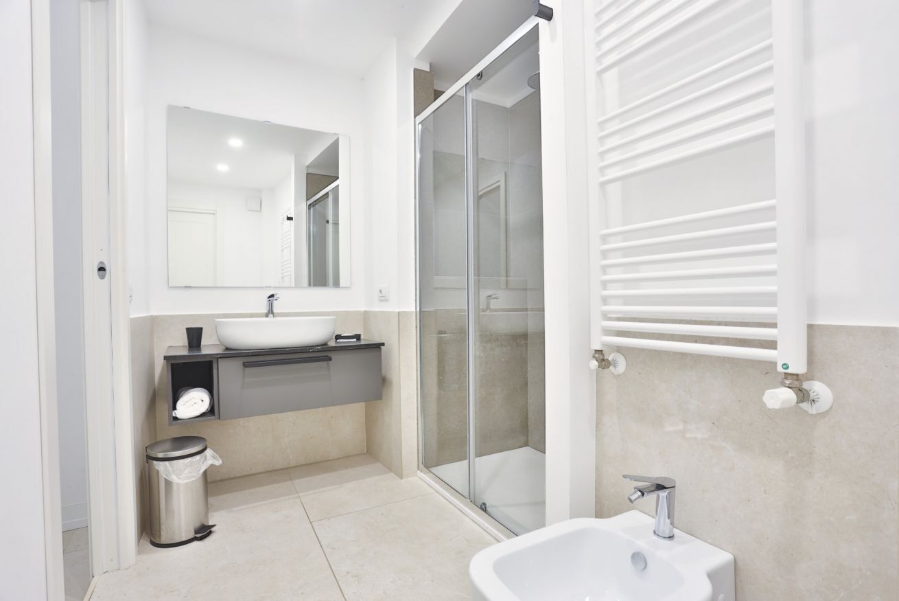 Douche, sèche-cheveux, bidet, serviettes fournies